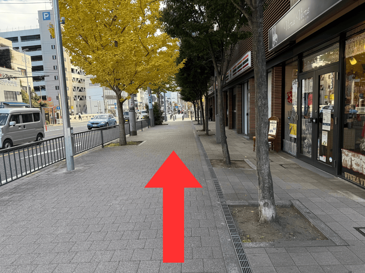 { 横断歩道を渡り、そのまま進みます。 }